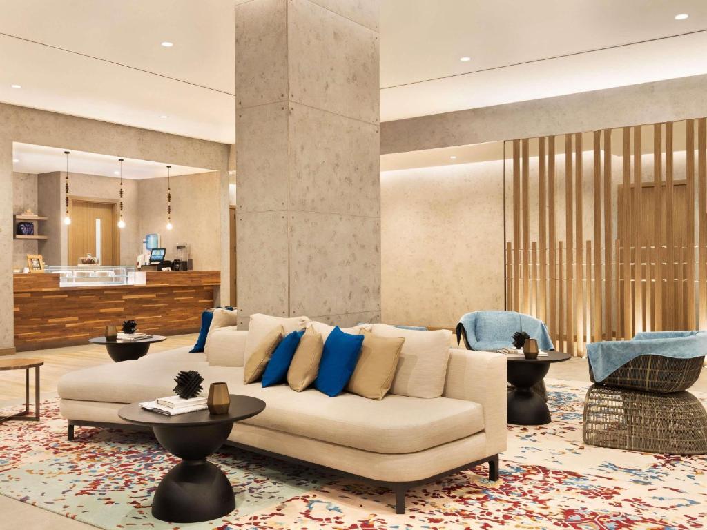 Mercure-Dubai-Gold-District-lobby